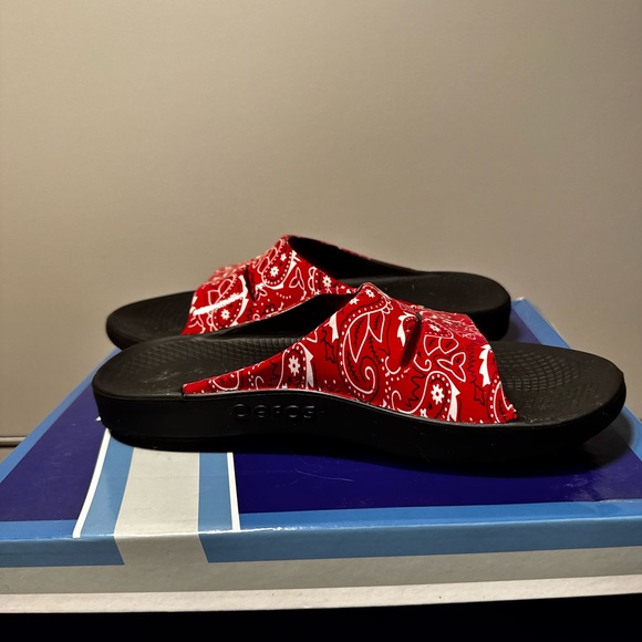 OOFOS - Red Bandana Pattern Slides - Picture 5 of 7